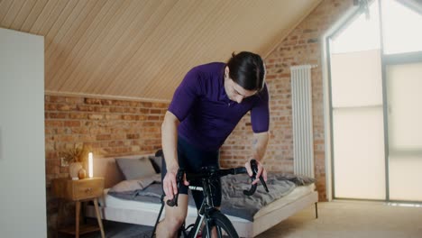 hombre entrenamiento de ciclismo en interiores