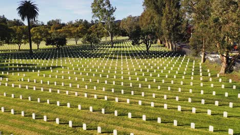 Grabsteine-Auf-Einem-Militärfriedhof-In-Los-Angeles,-Kalifornien