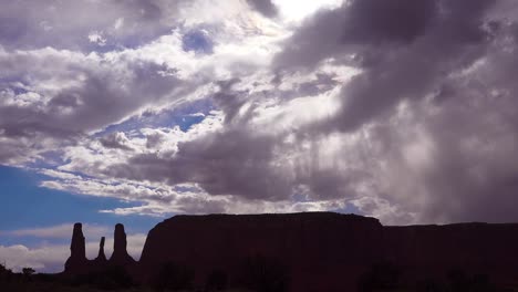 enormes nubes se ciernen sobre las formaciones rocosas del parque tribal navajo del valle del monumento
