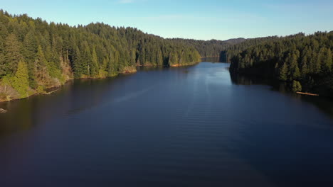 Lago-Eel-En-El-Sur-De-Oregon,-Antena-Baja