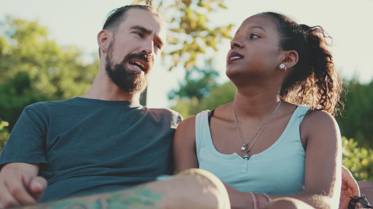 Coppia che si gode un appuntamento romantico al parco