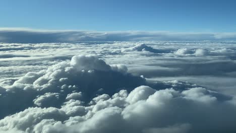 nubes nubladas sobrevuelan desde una cabina