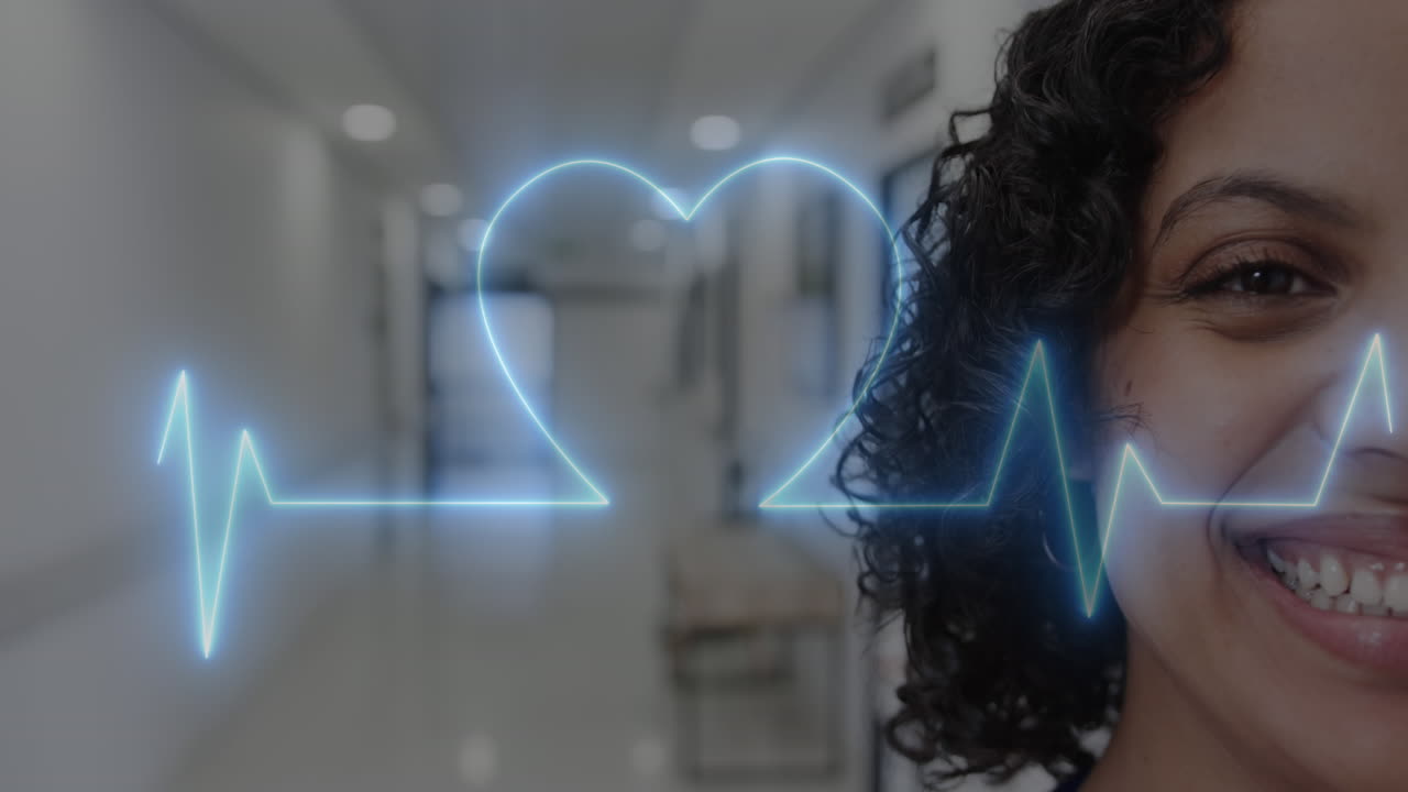 animación de un monitor de ritmo cardíaco en la mitad del rostro retrato de una doctora biracial sonriendo en el hospital