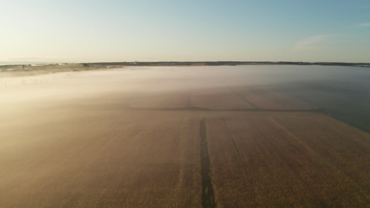 Luftfoto af tåget mark ved solopgang