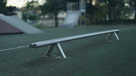 barandillas metálicas en el parque de patinaje