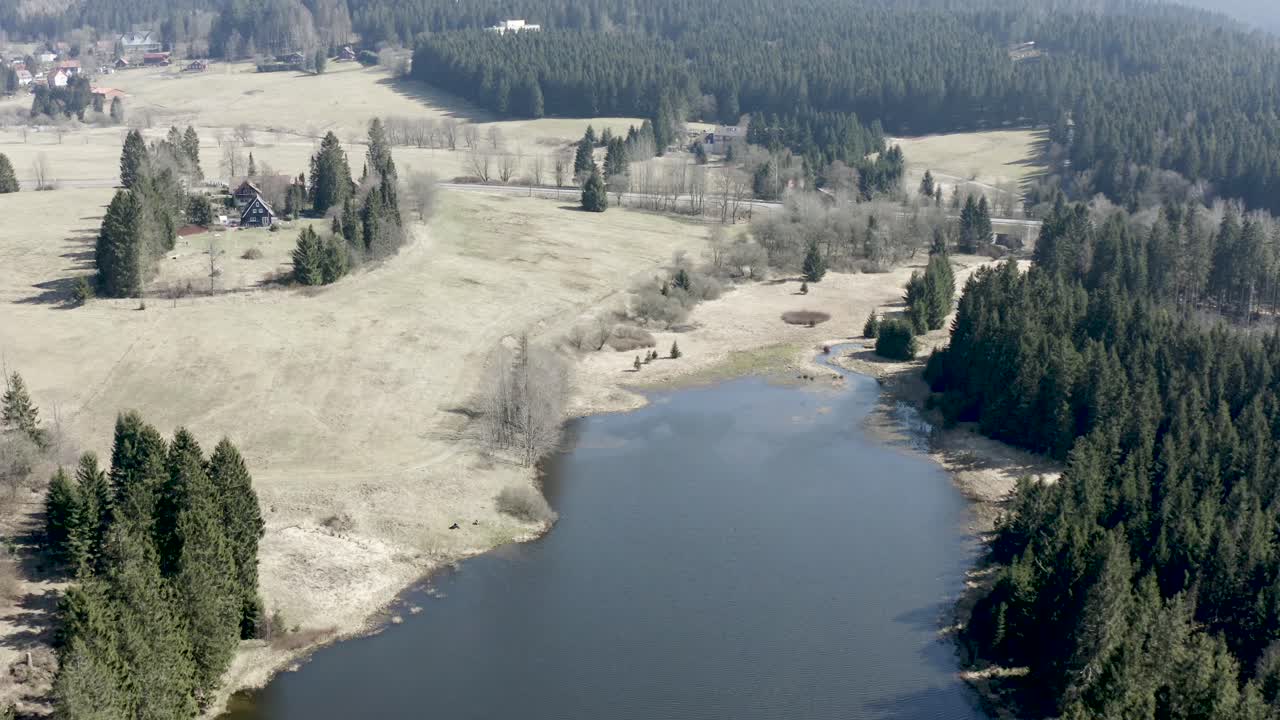 походы вдоль красивых озер в национальном парке гарц в германии, европа