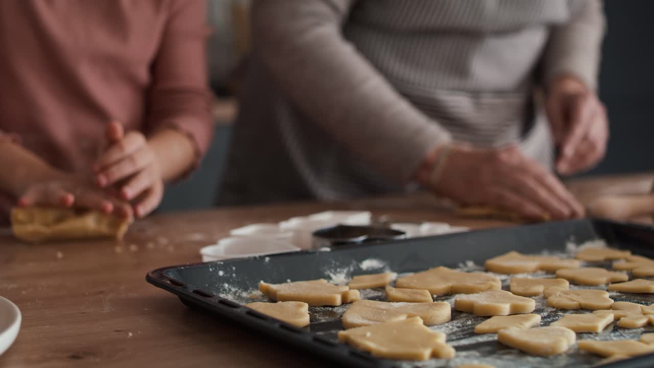 chica caucásica horneando galletas caseras con su abuela.