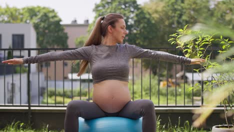 Pregnant-woman-during-the-exercise-at-home.