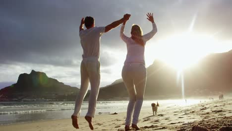 pareja madura juntos en la playa