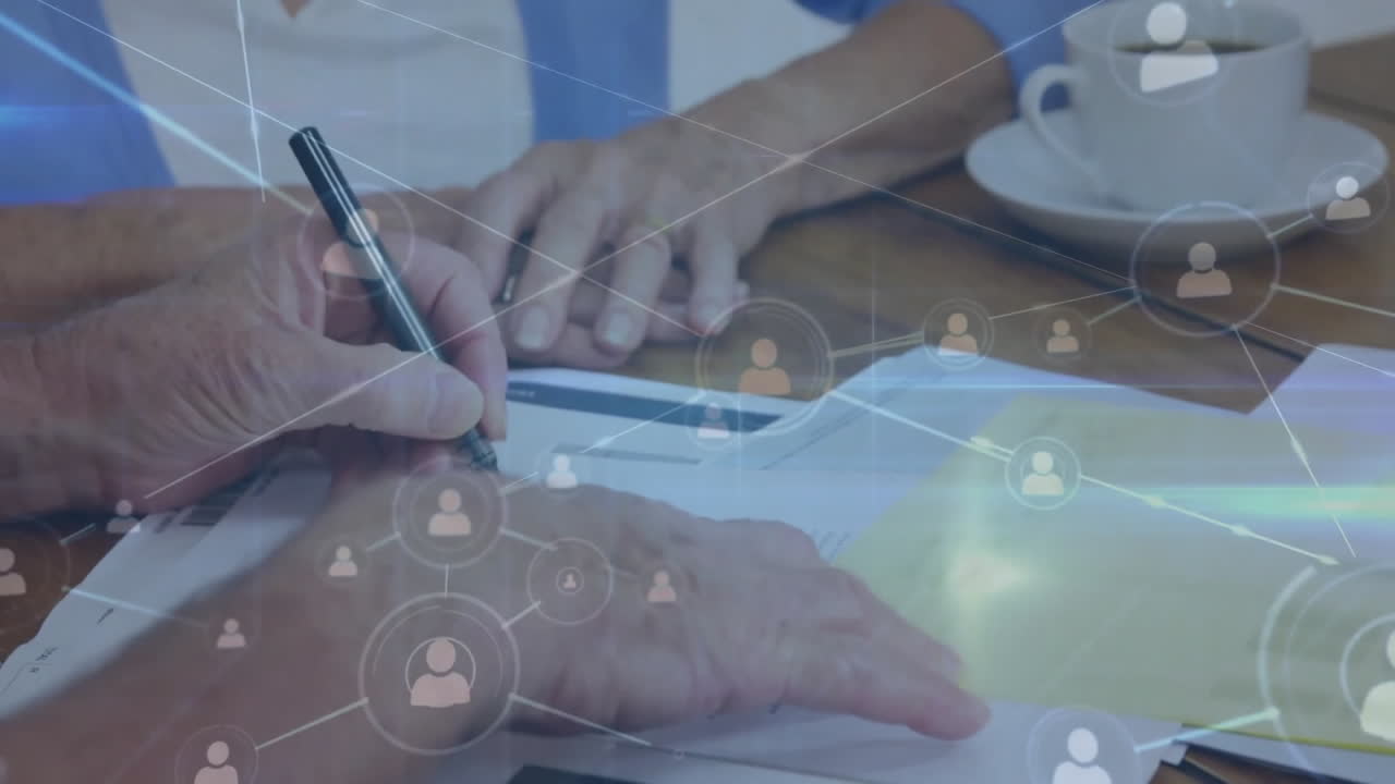 animación de iconos conectados sobre manos recortadas de un hombre llenando formularios de una pareja mayor