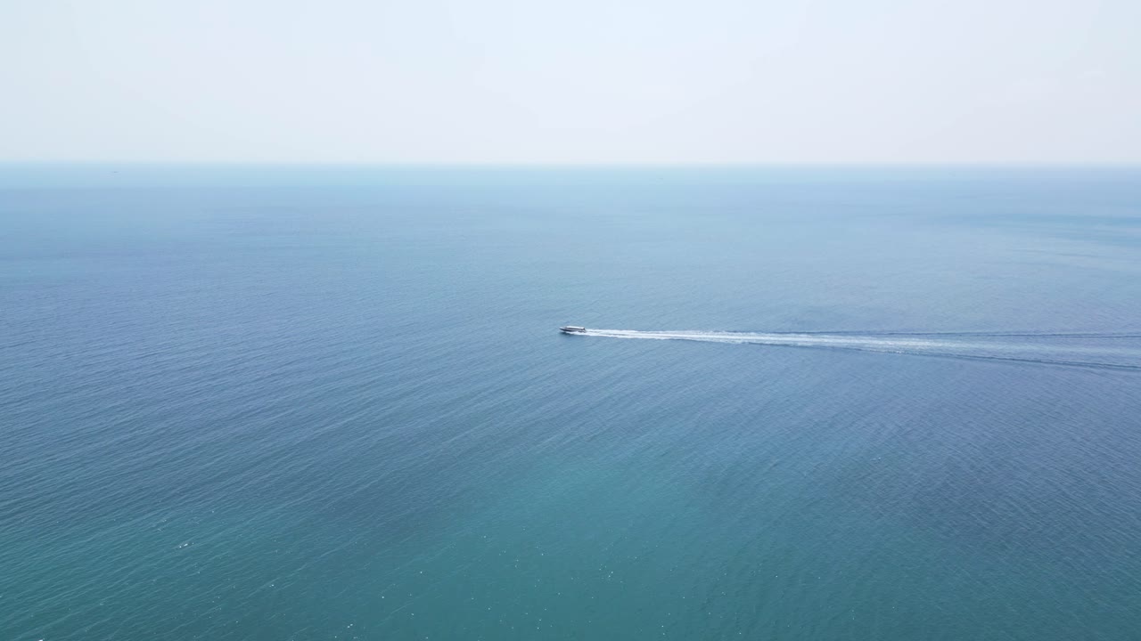 열린 바다에서 스피드 보트를 추적하는 - 느린 동작 드론