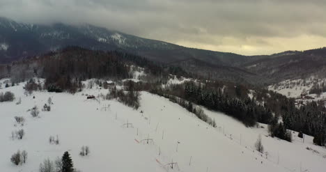 Bosque-Cubierto-De-Nieve-Vista-Aérea-Vista-Aérea-Del-Pueblo-En-Las-Montañas-17