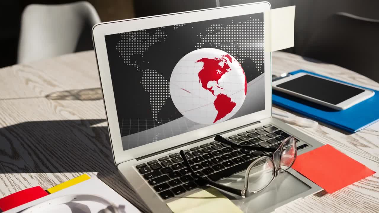 pantalla de noticias con globo digital girando en la pantalla del portátil