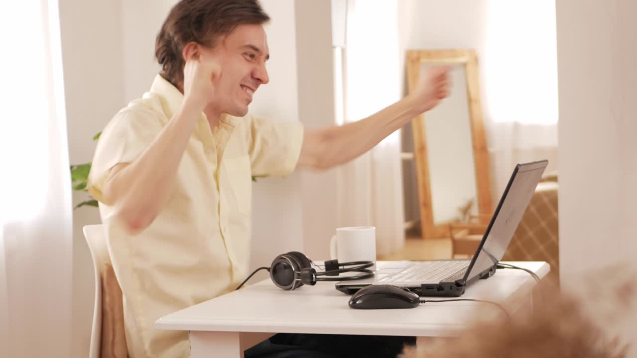 joven en casa trabaja con computadora portátil, criptomoneda, mercado de valores. ganó, el valor aumentó, se hizo rico en moneda.