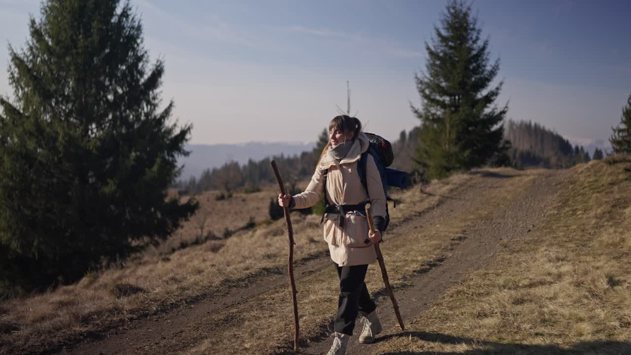 mujer haciendo senderismo en las montañas