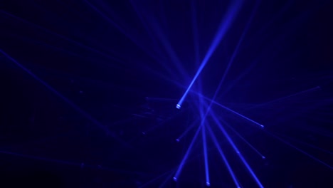 4k abstracto movimiento efecto de luces azules frías del techo y la lámpara de pared en la habitación.