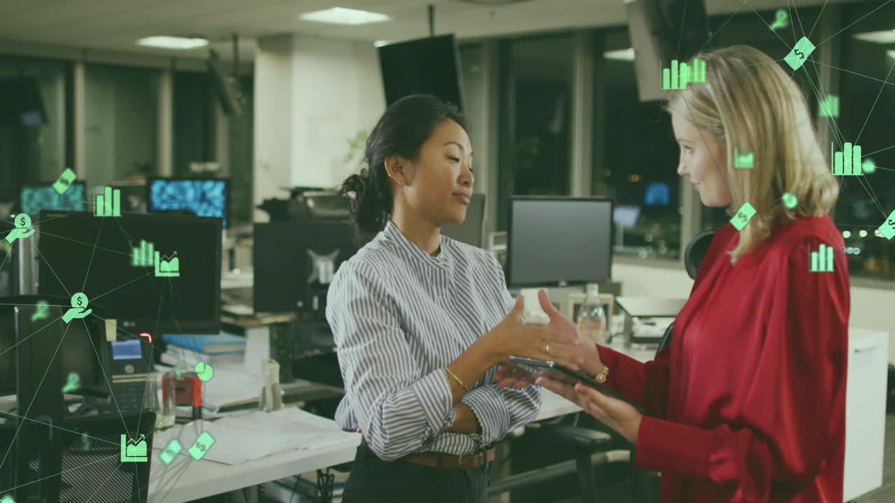 animación de la red de conexiones con iconos sobre diversas personas de negocios que se dan la mano