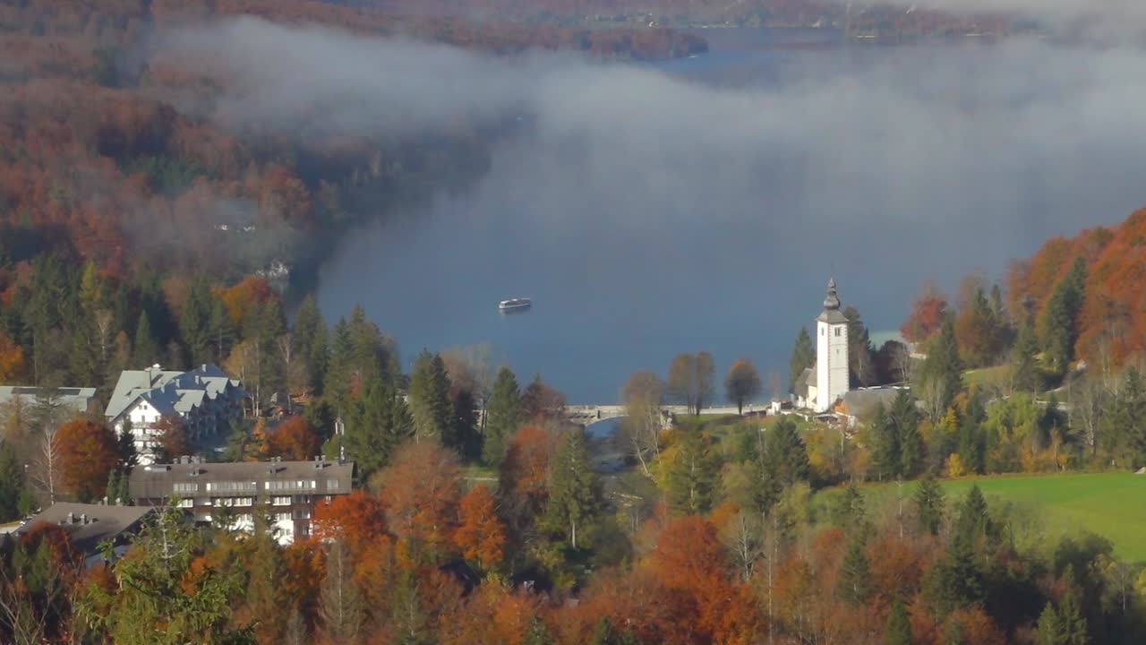 Vista aerea del Lago di Bohinj nelle Alpi Giulie.