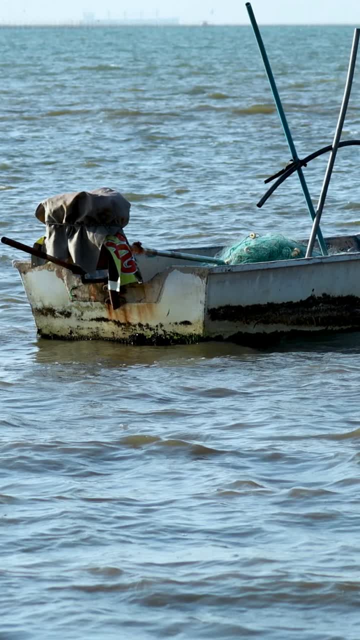 un pequeño barco se desplaza suavemente por el mar