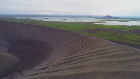 位於冰島 myvatn 6 的 hverfjall 火山頂上的壯觀空中圖像