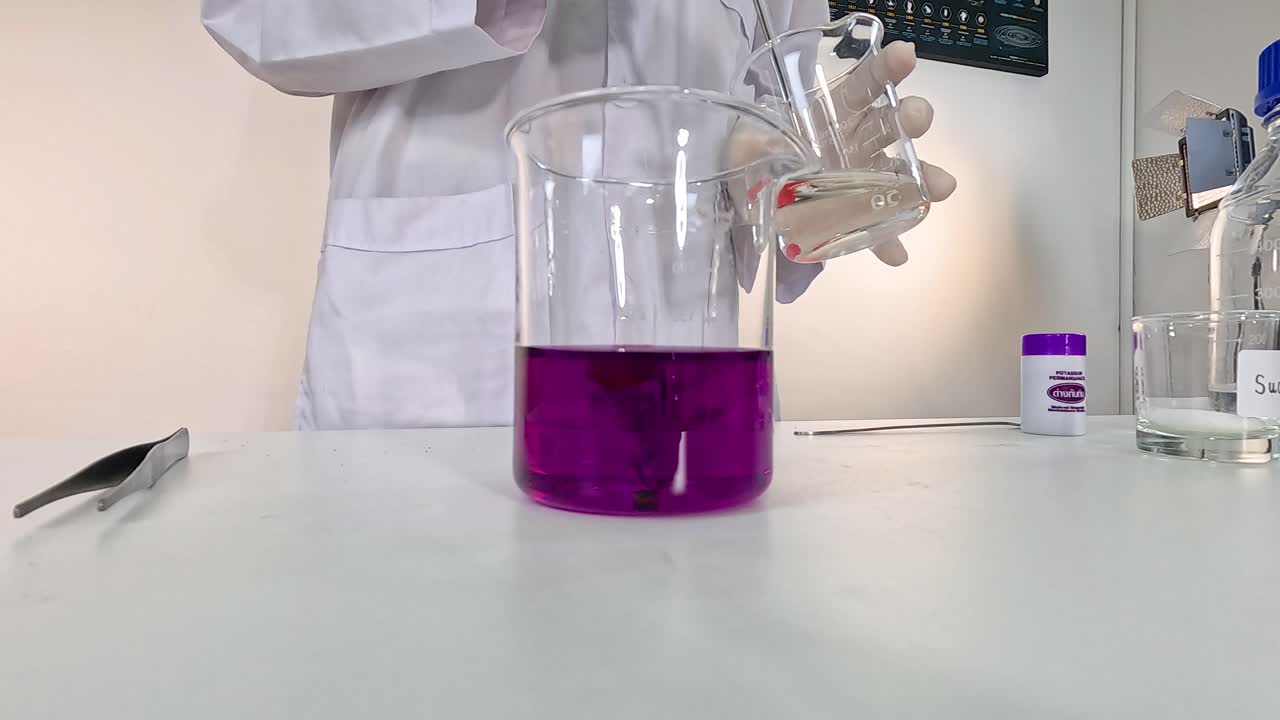 demostración de cambio de color en la reacción química