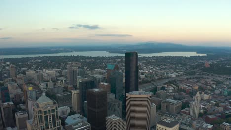 amplia toma aérea panorámica de los edificios del centro de seattle con la colina del capitolio y el lago washington en el fondo