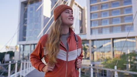 mujer caminando por un puente en una ciudad