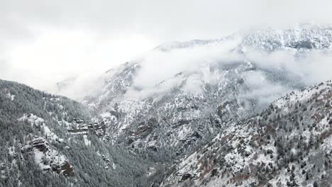 Nubes-De-Niebla-Lapso-De-Tiempo-Sobre-Montañas-Nevadas-De-Wasatch-Utah,-Estático