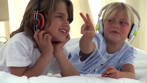 Animation-of-two-children-listenning-music