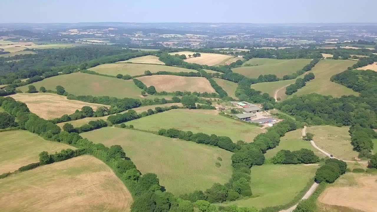 Dronebeelden van uitgestrekte groene velden en weiden in een prachtig landelijk landschap.