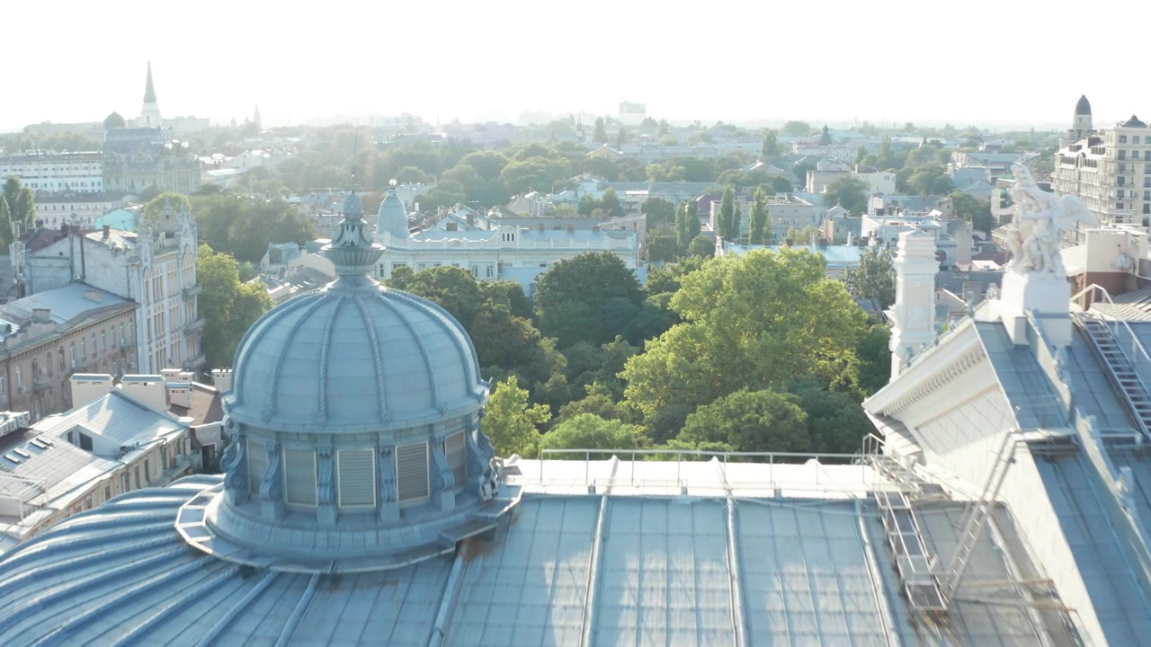 Vista aerea che sorvola il teatro dell'opera e del balletto di Odessa e i suoi dintorni. Ripresa con drone