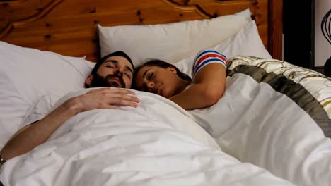 Pareja-Durmiendo-Juntos-En-La-Cama