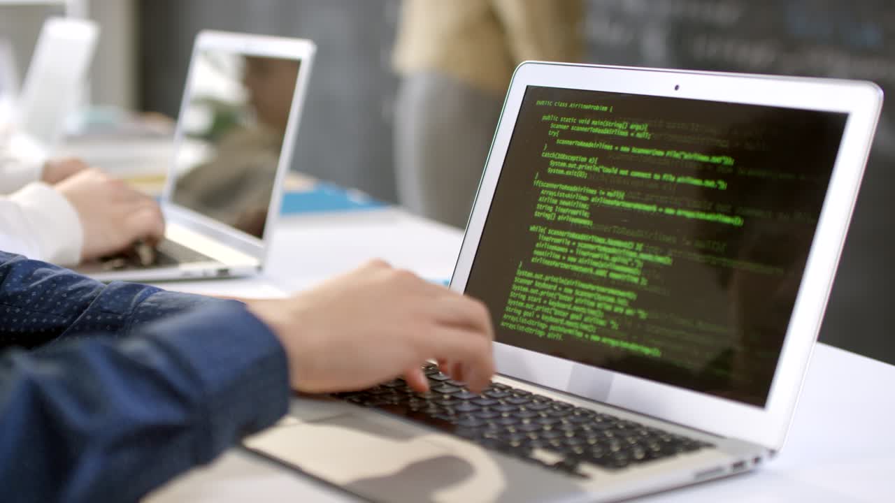 niños que estudian codificación de programas