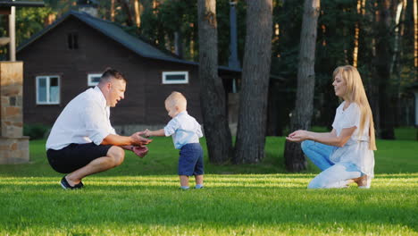 Glückliche-Junge-Familie,-Die-Mit-Ihrem-1-jährigen-Sohn-Im-Hof-Slow-Motion-Video-Spielt