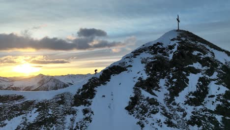 Eine-Person,-Die-In-Den-Italienischen-Alpen-Auf-Einem-Grat-In-Der-Nähe-Des-Gipfels-Spazieren-Geht