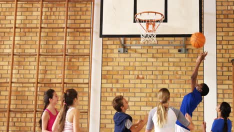 Gruppe-Von-High-School-Kindern,-Die-Basketball-Spielen