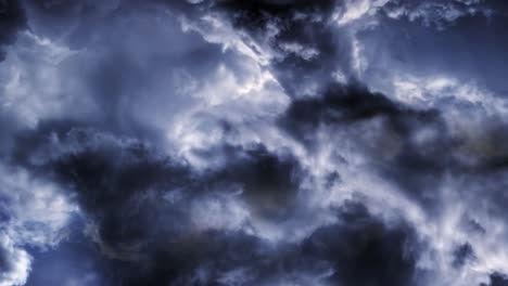 Dunkle-Wolken-Bewegen-Sich-Am-Blauen-Himmel