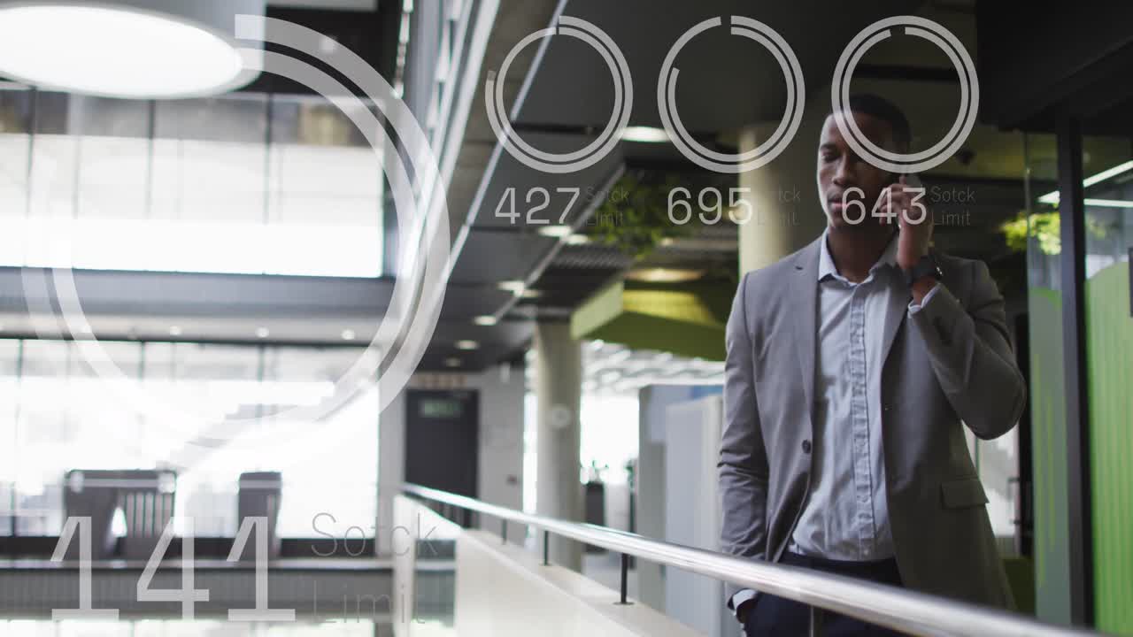 animación del procesamiento de datos sobre un hombre de negocios afroamericano que usa un teléfono inteligente