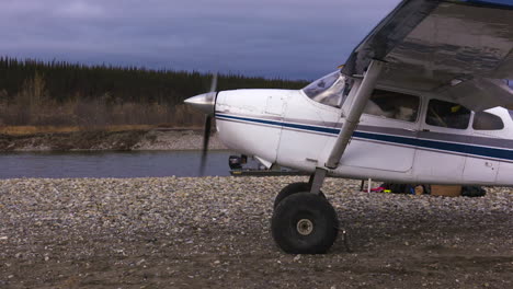 Buschflugzeug-Fliegt-In-Alaska