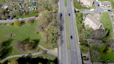 Coches-En-Una-Carretera-De-Doble-Calzada-En-Canterbury-Kent