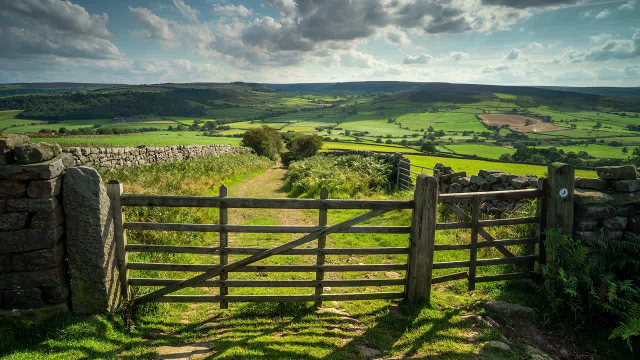 夏の終わりにノースヨーク・モアズ国立公園のオークリー・ウォールズのゲート・パスを通る日光のタイムラップ