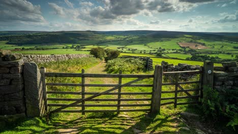 Ein-Zeitraffer-Des-Sonnenlichts,-Das-Im-Spätsommer-über-Einen-Geschlossenen-Weg-An-Den-Oakley-Walls-Im-North-York-Moors-Nationalpark-Fällt