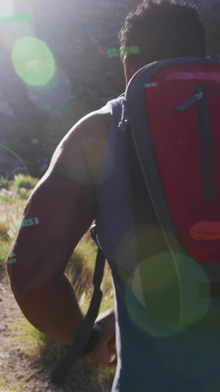 Video verticale: Uomo che entra da destra, correndo lungo un sentiero, con segni verdi sullo zaino, su una collina per il fitness.