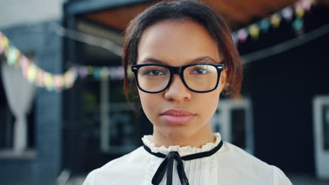 retrato de una mujer joven con gafas