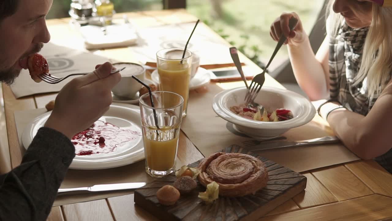 una pareja disfrutando de un delicioso desayuno en un café