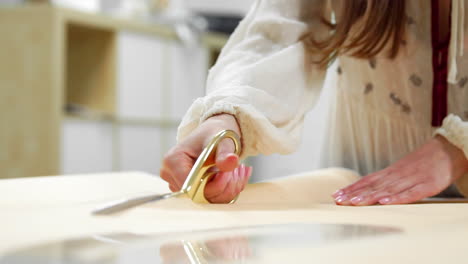 diseñadoras de moda dibujando bocetos para ropa en el taller. secuencia
