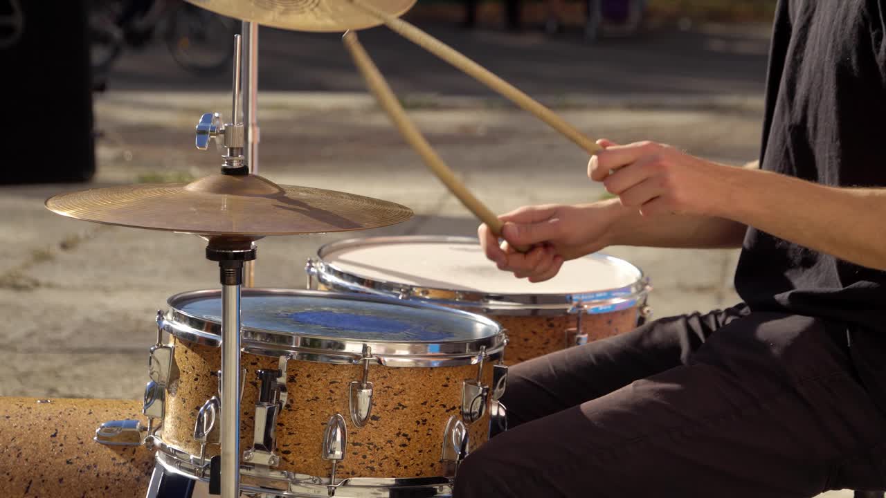 아름답고 은 날에 드럼을 연주하는 03