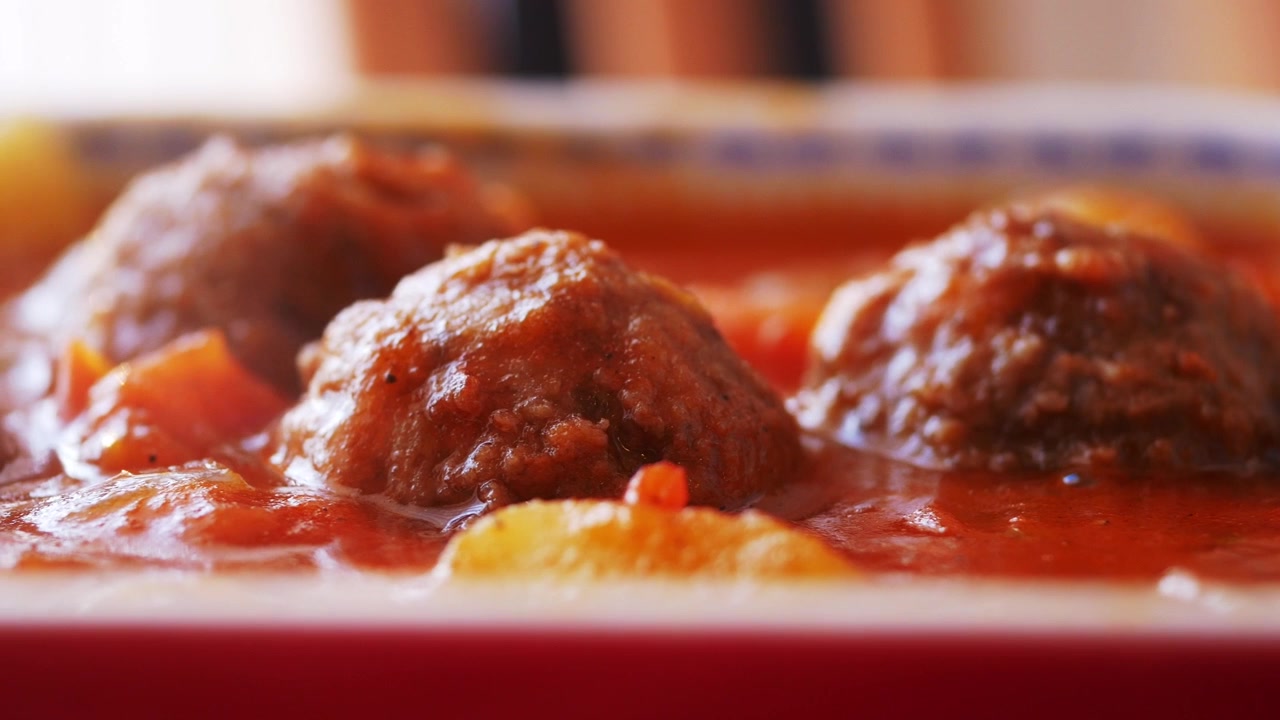 Bakso Menggugah Selera dalam Saus Tomat Merah Merona dengan Kentang