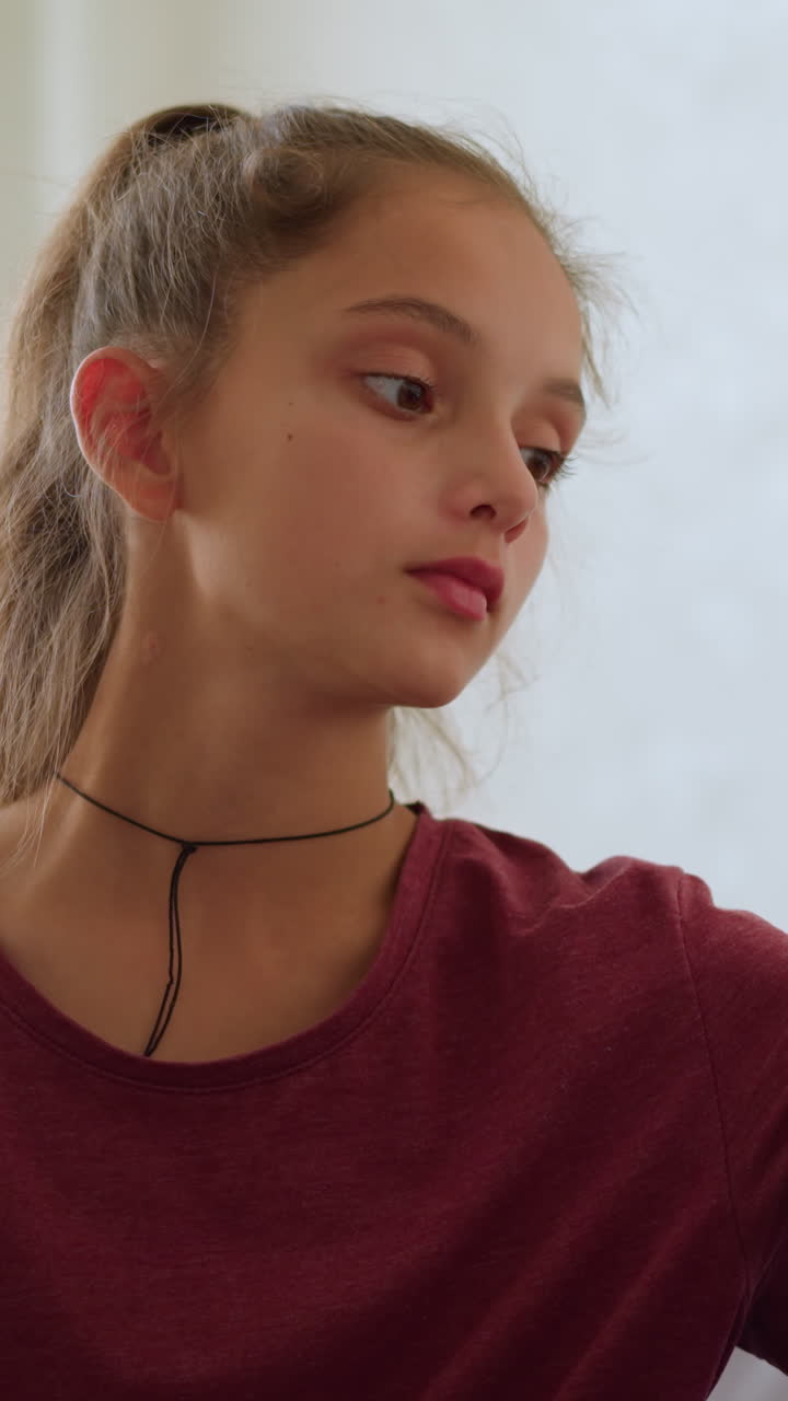 Ragazza preoccupata che tiene in mano un termometro, pronta a darlo a qualcuno sdraiato, espressione di preoccupazione, luce solare soffusa che illumina il momento, ambiente interno con un'atmosfera calma e premurosa