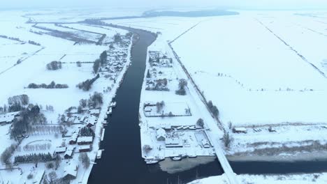 Vista-Aérea-El-Pueblo-Está-Situado-Cerca-Del-Río-En-Invierno